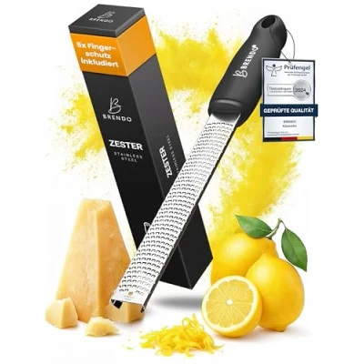 Abbildung von Brendo Premium Zester Reibe I Käsereibe Schwarz Edelstahlklinge Knoblauchreibe, Muskatnuss Reibe, Zitronenreibe, Ingwerreibe, Parmesanreibe Fingerschutz, Schutzhülle &amp; Reinigungsbürste