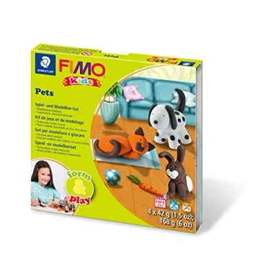 Abbildung von Staedtler 8034 02 LY Fimo kids form&amp;play Set Pet (superweiche, ofenhärtende Knete, kinderleichte Anleitung, wiederverschließbare Box, mit 4 Blöcken, 1 Modellierstab und Spielkulisse)
