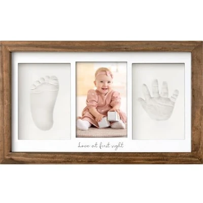 Abbildung von Baby Handabdruck und Fußabdruck Set Gipsabdruck Hand Fuß für Neugeborene Bilderrahmen ​ Dusche Abdruckset (Medium Oak)