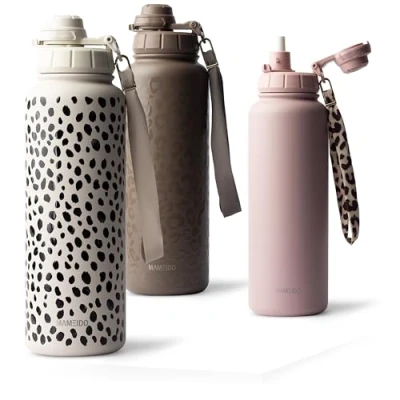 Abbildung von MAMEIDO Thermosflasche mit Strohhalm 700ml, auslaufsichere Trinkflasche Edelstahl isoliert, Wasserflasche Trageschlaufe, Isolierflasche BPA frei (Almond Flakes, 0,7l)