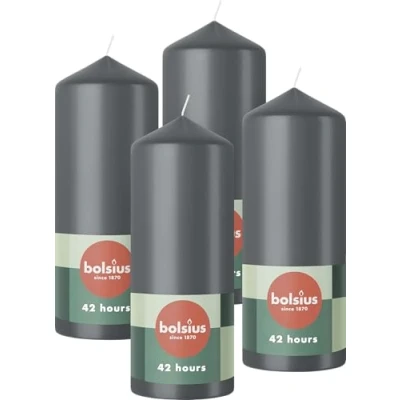 Abbildung von Bolsius Glatte Stumpenkerzen Anthrazit 4 Stück 15 x 6 cm Dekorative Haushaltkerzen Länge Brenndauer 42 Stunden Unparfümierte Enthält Natürliches Pflanzenwachs Ohne Palmöl