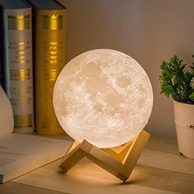 Abbildung von Mydethun Mondlampe 3D Moonlight 15cm mit Holzständer und USB wiederaufladbar weiß &amp; gelb, Geschenke für Weihnachtsgeschenk Frauen Mädchen Mutter Heimdekoration