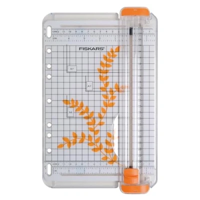 Abbildung von Fiskars Tragbare Papierschneidemaschine, A5, Mit Schnittlinienführung, SureCut, 1004637