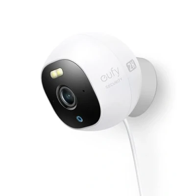 Abbildung von eufy Security Outdoor Cam E220, All in One eigenständige Überwachungskamera für Außenbereiche mit 2K Auflösung, Scheinwerfer, Nachtsicht Farbe, Gebührenfreie Nutzung, IP67 Wasserschutz