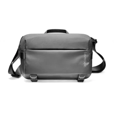 Abbildung von tomtoc Herren Umhängetasche Schultertasche Passt Neu 14 Zoll MacBook Pro M4/M3/M2/M1 Pro/Max (2024 2021) A3112 A3401 A3185, 10 Liter Crossbody Laptop Messenger Bag für Alltag, Arbeit, Schwarz