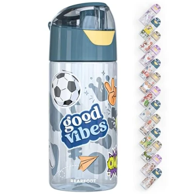 Abbildung von BEARFOOT Trinkflasche Kinder 450ml, leichte Tritan Wasserflasche, BPA frei, auslaufsicher, Kohlensäure geeignet, spülmaschinenfest für Jungen, Mädchen, Kleinkind (Blau Sticker)