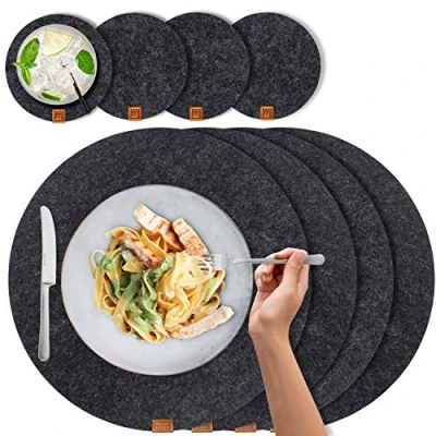 Abbildung von MIQIO® Design Runde Tischsets aus Filz abwaschbar Mit Echtleder Markenlabel und Glasuntersetzer 4 Platzsets Untersetzer rot oder grau Filzmatte Platzdeckchen abwischbar