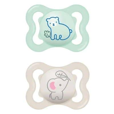 Abbildung von MAM Air Silikon Schnuller im 2er Set, extra leichtes und luftiges Schilddesign, zahnfreundlicher Baby aus speziellem SkinSoft mit Schnullerbox, 0 6 Monate, Bär/Elefant