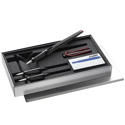 Abbildung von Lamy joy black Kalligraphie Füller Set Schönschreibfüller mit 3 versch. Federn (1,1/1,5/1,9 mm) Füllhalter Bandzugfeder &amp; ergonomischem Griff inkl. 5 Tintenpatronen T 10 blau