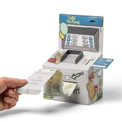 Abbildung von SURPRISA Geld O Mat Geldgeschenk Verpackung Kreatives DIY Geldautomat für Geldgeschenke, Originelle Geschenkidee Geburtstag, Hochzeit &amp; besondere Anlässe Inklusive Personalisierbarem Design