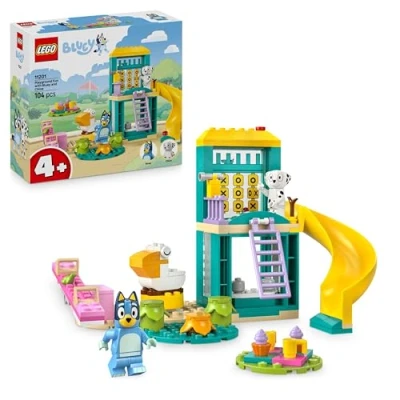 Abbildung von LEGO Bluey: Bluey und Chloe auf dem Spielplatz Spielzeug für Jungen &amp; Mädchen ab 4 Jahren 2 Minifiguren, rosa Wippe, Rutsche, Klettergerüst Pflanzen Geschenk Fans der TV Serie 11201