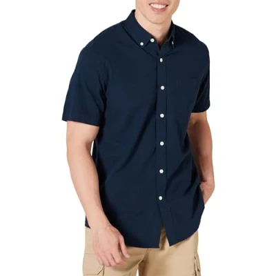 Abbildung von Amazon Essentials Herren Kurzärmeliges Oxford Hemd mit Brusttasche, Normale Passform, Marineblau, S