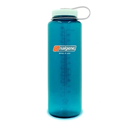 Abbildung von Nalgene Sustain Tritan BPA freie Wasserflasche aus 50% Plastikmüll, 1,3 l, breite Öffnung, Forellen, 48oz, Forelle