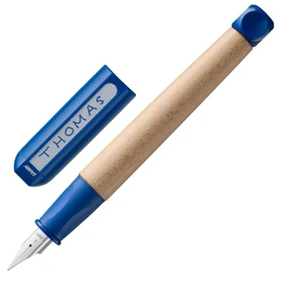 Abbildung von Lamy abc blue Füller kindergerechter Schreiblernfüller mit ergonomischem Griff &amp; polierter Stahlfeder in Strichbreite A robustes Ahorngehäuse inkl. Tintenpatrone T 10 blau Rechtshänder