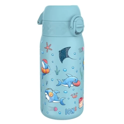 Abbildung von Ion8 Kinder Trinkflasche, Edelstahl 400ml, Auslaufsicher, Einhandöffnung, Sichere Verriegelung, Spülmaschinenfest, Klappdeckel, Tragegriff, Leicht zu Reinigen, Langlebig, Haie Design