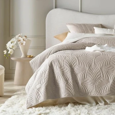 Abbildung von ROOM99 Feel Elegante Tagesdecke in Beige 170 x 210 cm Vielseitige Wohndecke als Bettüberwurf oder Sofaüberwurf Überwurfdecke für Bett und Sofa Steppdecke Stil Ideal Bedspread Velvet Samt