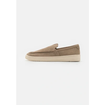 Abbildung von TOMS Herren Trvl Lite Loafer Flacher Slipper, Dune Suede, 43 EU