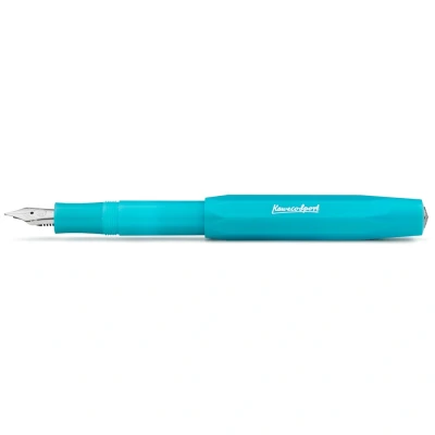 Abbildung von Kaweco FROSTED SPORT Füllhalter Light Blueberry I Premium Füllfederhalter für Tintenpatronen mit hochwertiger Stahlfeder 13 cm Füller in Blau Federbreite: M (Medium)