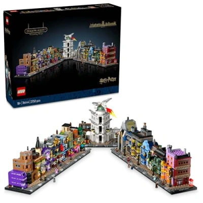 Abbildung von LEGO Harry Potter Die Zauberläden der Winkelgasse Miniaturstraße zum Ausstellen 12 Mikrofiguren Sammeln, inkl. Potter, Draco Malfoy, Hermine Granger Geschenk für Erwachsene 76444
