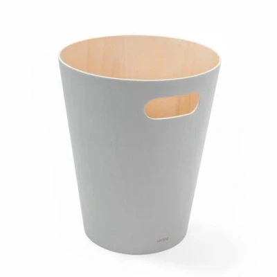 Abbildung von Umbra Woodrow Abfalleimer Zweifarbiger Holz Papierkorb für Büro, Badezimmer, Wohnzimmer und Mehr, 7,5l Fassungsvermögen, Natur / Hellgrau, Grau