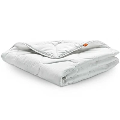 Abbildung von sleepling Bettdecke 135x200 cm, Sommerdecke, Sommerbettdecke leicht 135 x 200, Made in EU, Ökotex 100, Waschbar 60 Grad, 100% feine Mikrofaser, Basic 100
