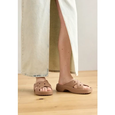 Abbildung von Crocs Womens Cross Strap Badesandale, Damen, Größe: 36/37, Milk chocolate Schuhe