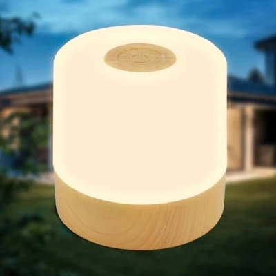 Abbildung von B.K.Licht Mini LED Tischlampe kabellos IP44 mit Touch, dimmbar in Stufen, Akku, USB C Kabel, Nachttischlampe, Dekolampe, Lampe, Akku Tischleuchte, Outdoor Kinderzimmer, 7x7cm, Holzoptik