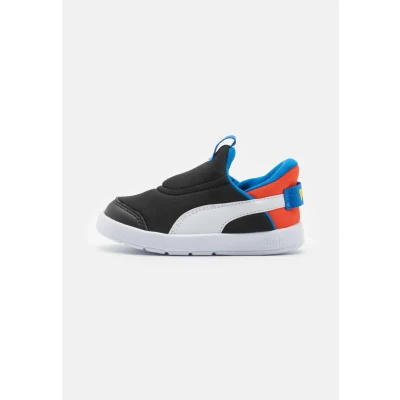 Abbildung von Puma Courtflex V3 Sliptech Unisex Laufschuh Straße für Kinder, Größe: 26, Black/white/redmazing Schuhe