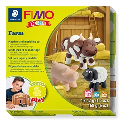 Abbildung von Staedtler 8034 01 LY Fimo kids form&amp;play Set Farm (superweiche, ofenhärtende Knete, kinderleichte Anleitung, wiederverschließbare Box, mit 4 Blöcken, 1 Modellierstab und Spielkulisse)
