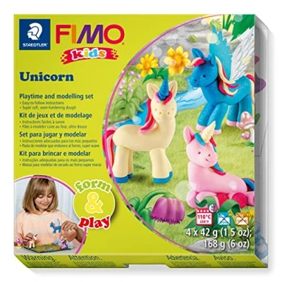 Abbildung von STAEDTLER 8304 19 LZ03 FIMO Kids Form&amp;Play Playtime &amp; Modeling Polymer Clay Set &quot;Unicorn&quot; (Packung mit 4 Blöcken, Stickern, Modellierwerkzeugen Hintergrundszene)