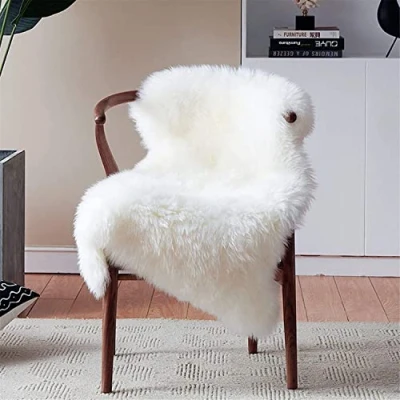 Abbildung von HEQUN Faux Lammfell Schaffell Teppich Kunstfell Dekofell Lammfellimitat Longhair Fell Nachahmung Wolle Bettvorleger Sofa Matte (50 x 80 cm, Weiß)