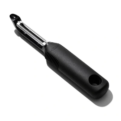 Abbildung von OXO Good Grips Sparschäler / Gemüseschäler mit geriffelter Edelstahlklinge, Schwarz
