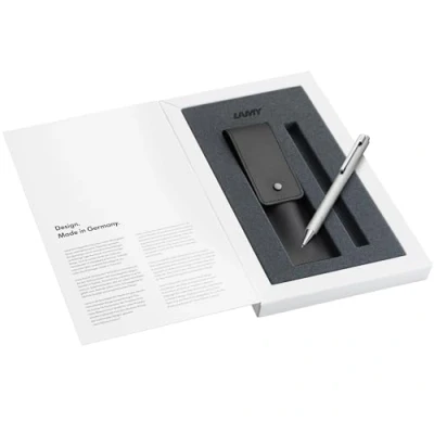 Abbildung von Lamy Set aus 1x econ Kugelschreiber 240 gebürstetem Edelstahl und Lederetui in der Farbe schwarz für ein Schreibgerät, inkl. Großraummine M 16 Strichbreite