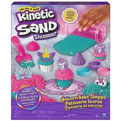 Abbildung von Kinetic Sand Einhorn Back Set mit 454 g original kinetischem aus Schweden und viel Zubehör für sauberes, kreatives Indoor Sandspiel Rollenspiel, Kinder ab 3 Jahren
