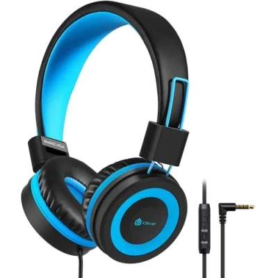 Abbildung von iClever Kinder Kopfhörer, Kabel Kopfhörer für Kinder, Verstellbares Stirnband, Stereo Sound, Faltbare, Entwirrte Drähte, 3,5 mm Aux Jack, 85/94dB Volume Limited, auf Ohr