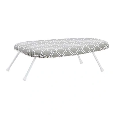Abbildung von Amazon Basics Tisch Bügelbrett mit klappbaren Beinen Spalier Abnehmbarer Bezug, Rankgitter, Chevron, 60 x 36 18 cm