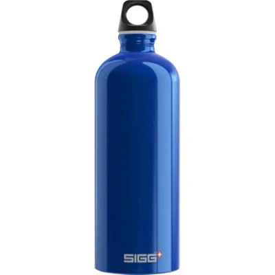 Abbildung von SIGG Alu Trinkflasche Traveller Dunkelblau Klimaneutral Zertifiziert Für Kohlensäurehaltige Getränke Geeignet Auslaufsicher Federleicht BPA frei Outdoor 1L