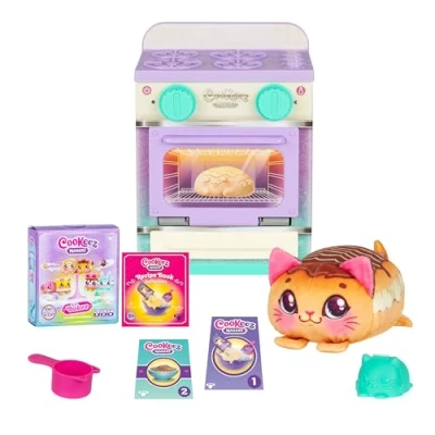 Abbildung von COOKEEZ MAKERY Lil’ Bakez Backofen Spielset „Kuschelige Kreationen“: Mische die Zutaten und backe eine tierische Plüsch Überraschung mit köstlichem Duft 6 duftende Kuschelfreunde zum Sammeln