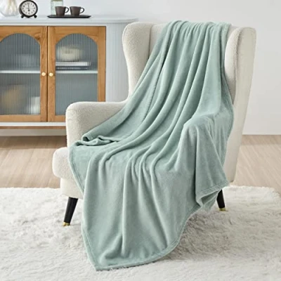 Abbildung von BEDSURE Kuscheldecke Flauschig Decke Fleecedecke Wohndecke Warm Winter Weich, Sofadecke Kleine, Couch Blanket, Kinder, Wohn &amp;Kuscheldecken 130x150cm, Sofa überwurfdecke Dunkelgrün