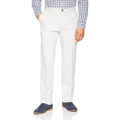 Abbildung von Amazon Essentials Herren Knitterfreie Flatfront Chinohose in klassischer Passform (erhältlich Übergröße), Hellgrau, 31W / 32L