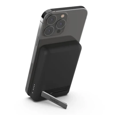 Abbildung von Belkin magnetische 5000 mAh Powerbank, externer Handy Akku, kompatibel mit MagSafe, Passthrough Ladefunktion und Ständer, 7,5 W Ausgang, 10 Eingang, iPhone 16, 15, 14 Schwarz