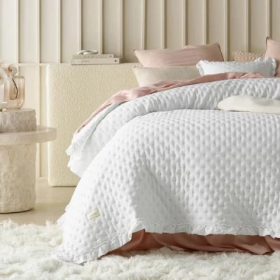 Abbildung von ROOM99 Molly Elegante Tagesdecke in Weiß 200 x 220 cm Vielseitige Wohndecke als Bettüberwurf oder Sofaüberwurf Überwurfdecke für Bett und Sofa Steppdecke Stil Ideal Bedspread