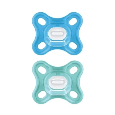 Abbildung von MAM Comfort Schnuller im 2er Set, besonders kleiner und leichter Baby für Früh &amp; Neugeborene aus 100% Silikon, mit weichem SkinSoft Saugteil Schnullerbox, 0 3 Monate, blau