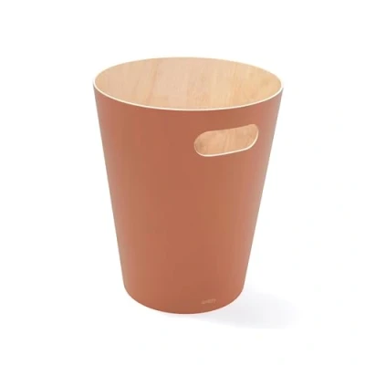 Abbildung von Umbra Woodrow Abfalleimer Zweifarbiger Holz Papierkorb für Büro, Badezimmer, Wohnzimmer und Mehr, 7,5l Fassungsvermögen, Terrakotta Braun