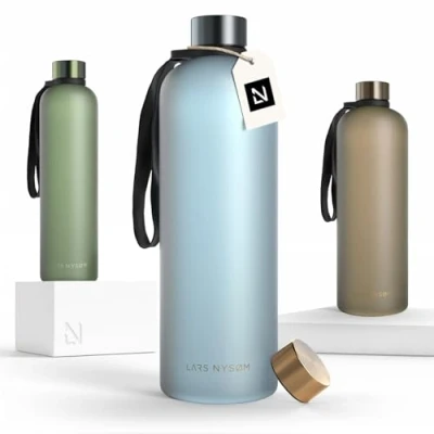 Abbildung von LARS NYSØM Trinkflasche 1 5l Wasserflasche 1500ml Ultraleichte Tritan Sport Flasche auslaufsicher, Kohlensäure geeignet für Sport, Büro, Yoga 2 Deckel inkludiert (Blue Gold, XL 1500ml)