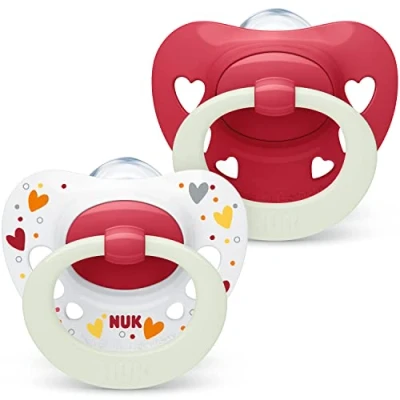 Abbildung von NUK Signature Night Babyschnuller 6 18 Monate Beruhigt 95 % der Babys BPA freie Silikonschnuller in Herzform Leuchtet im Dunkeln Mit Etui Rote Herzen 2 Stück