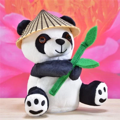 Abbildung von Laber Panda, &quot;Bao Bao&quot;, mit Hut und Bambus