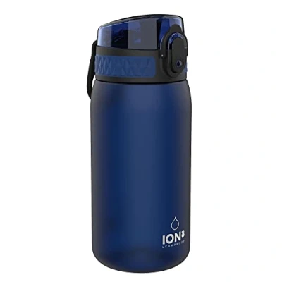 Abbildung von Ion8 Kinder Trinkflasche, 350ml, Auslaufsicher, Einhandöffnung, Sichere Verriegelung, Spülmaschinenfest, BPA frei, Tragegriff, Klappdeckel, Leicht zu Reinigen, Klimaneutral, Navy Blau