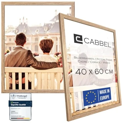 Abbildung von CABBEL Doppelpack (2er Set) Bilderrahmen 40x60 cm, Eiche, stabiles MDF Holz Rahmen, bruchsicherem Plexi Glas, zum Aufhängen, ideal für Fotos/Bilder/Collage