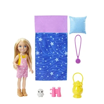 Abbildung von Barbie Chelsea Serie, Camping Puppe mit blonden Haaren, Haustier Eule, Schlafsack, Kissen, Laterne, Fernglas, Zubehör, Geschenk für Kinder, Spielzeug ab 3 Jahre,HDF77